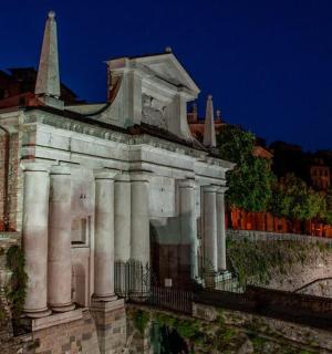 stará budova s věží na vrcholu zdi