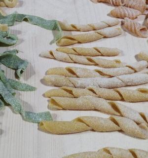 un grup de diferents tipus d'aliments en una taula