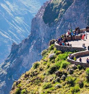 一群人站在山上的台阶上