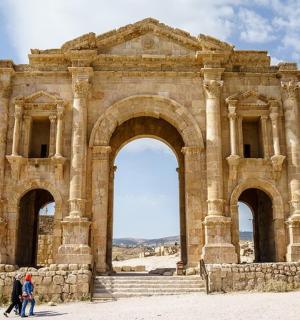 budova, před kterou jdou dva lidé