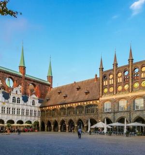 城市里有钟楼的大楼