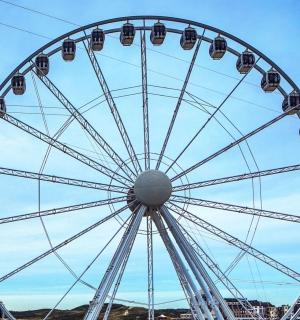 蓝天下的摩天轮