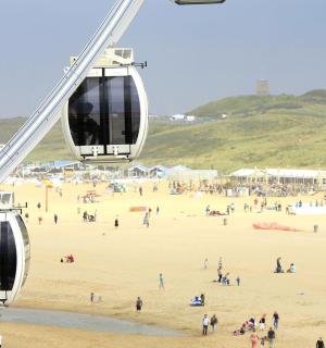 海滩上的一群人