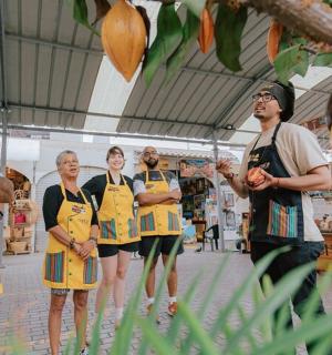 商店里一群穿着围裙的人