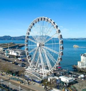 水边城市里的一座大型摩天轮