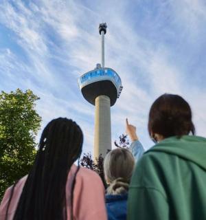 一群人站在塔前