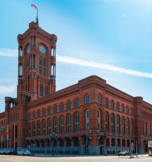 ein großes rotes Backsteingebäude mit einem Uhrenturm