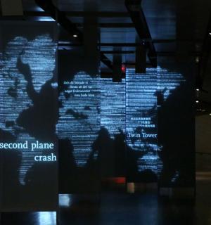 projekce mapy světa na zeď