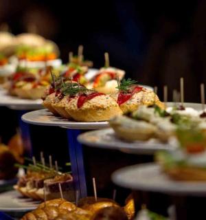 hromada talířů s jídlem na stole