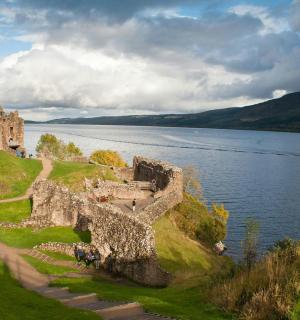 位于水边山上的城堡