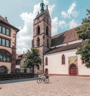 一个人在教堂前骑自行车