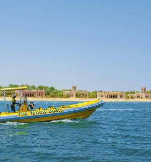 žlutá a modrá loď na vodě