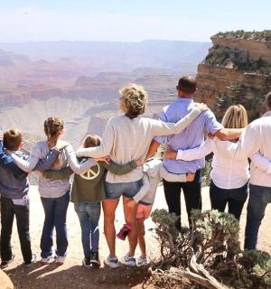 一群人站在大峡谷的边缘