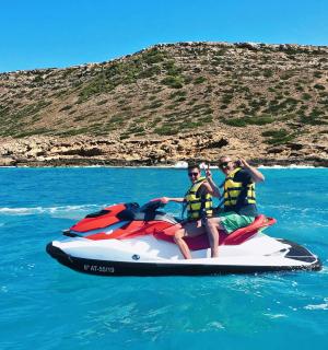 两个人在水上摩托艇上