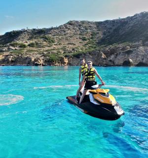 两个人在水上摩托艇上