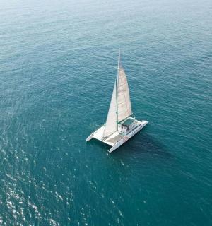 水中帆船的俯视图