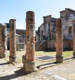 建筑废墟中的一排柱子