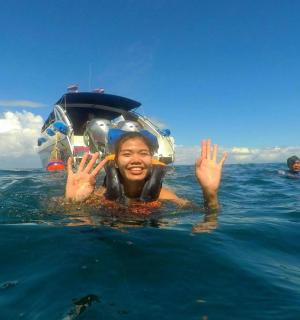 muž ve vodě s rukama ve vodě