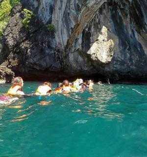 skupina lidí ve vodě v jeskyni