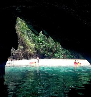 skupina lidí ve vodě na pláži