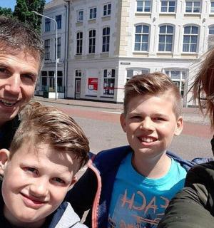 一家人在街上合影