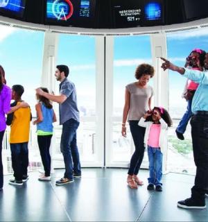 一群人站在一扇大窗户前