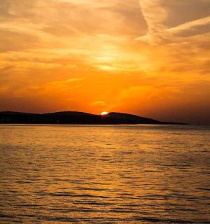 夕阳西下,水面上的落日