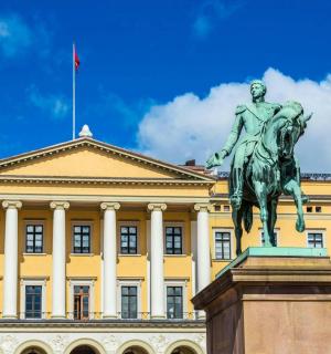 建筑物前有一尊骑马男子的雕像