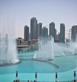 城市水中的一组喷泉