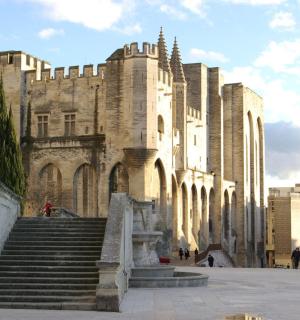 一座前面有楼梯的大城堡