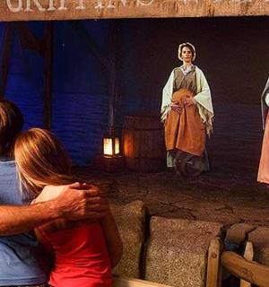 skupina lidí sedících před pódiem