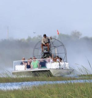 skupina lidí na lodi ve vodě