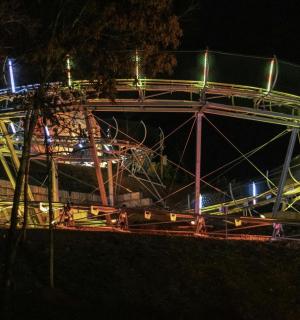 夜间有灯光的过山车