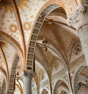 教堂里华丽的天花板和柱子