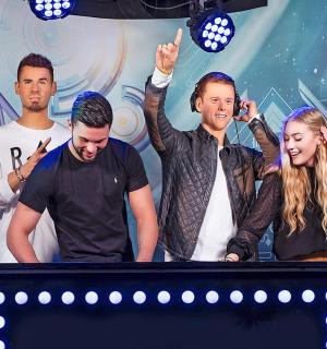 一群人围着台球桌站着