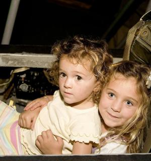 dvě malé holčičky sedící vedle sebe