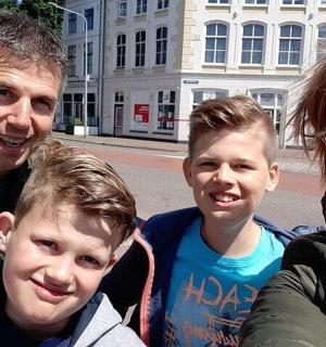 一家人在街上合影