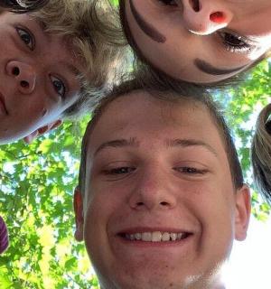 一群孩子围着一个男人的头