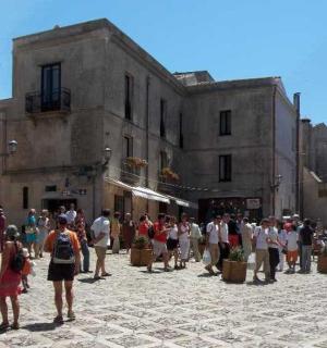 城市街道上行走的人群