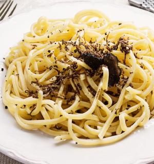 bílý talíř těstovin na stole