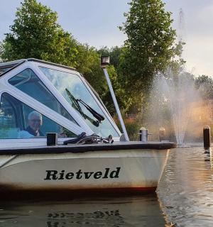 一艘船在水中，驾驶舱里有一名男子