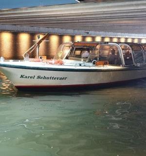 一艘停在建筑物旁边水中的船