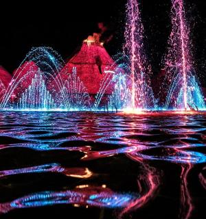 城市前的水中喷泉