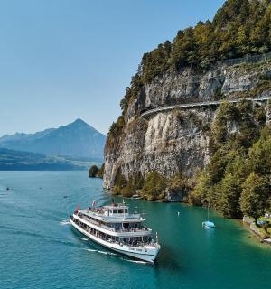 山边水中的一艘船