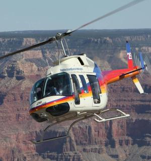 Vrtulník letí nad Grand Canyonem