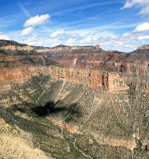 阳光明媚的日子里大峡谷的鸟瞰图