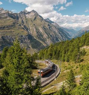 一列火车沿着山间的铁轨行驶