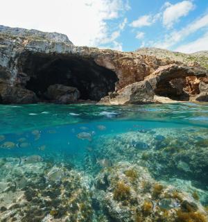 海洋中珊瑚礁上方的洞穴