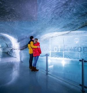Pár stojící uvnitř ledové jeskyně