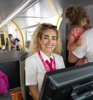 一名女子坐在公交车上